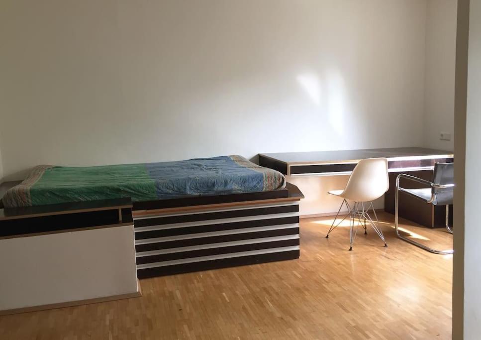 Room In Maisonette With Garden, Parking Place Wien Exteriör bild