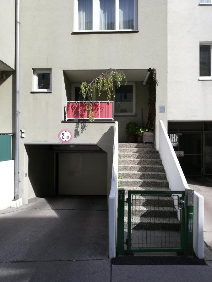 Room In Maisonette With Garden, Parking Place Wien Exteriör bild
